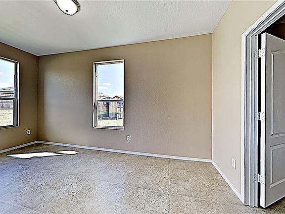 4th image of 1401 Yosemite Dr