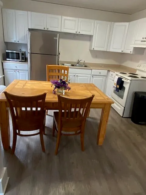 2 bed, 1.0 bath, 1564 sqft, $2,100 — Photo 3