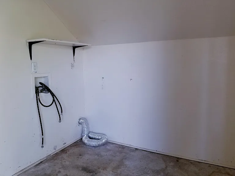 Washer/Dryer hook-up