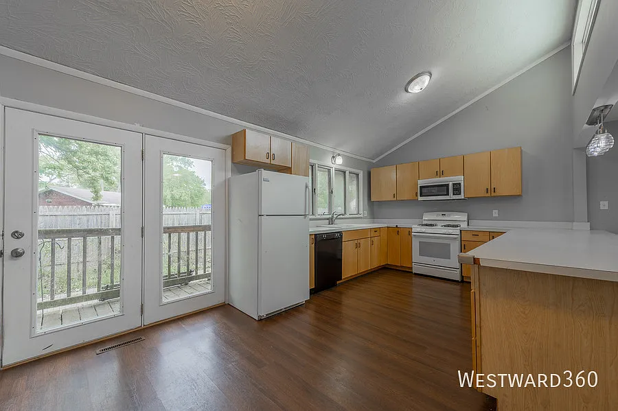 Large split level home in Joliet — Photo 2