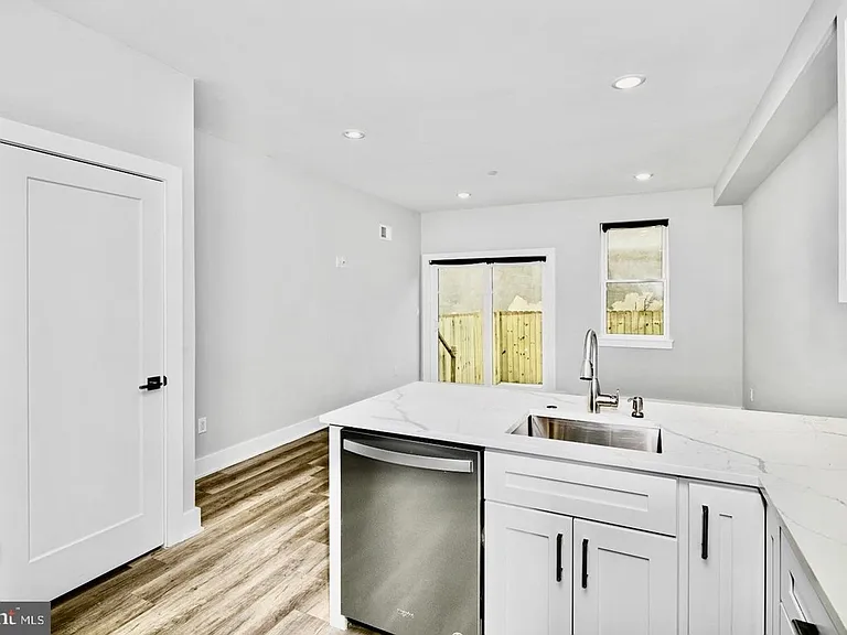 Brand New Luxury Apartments — Photo 24