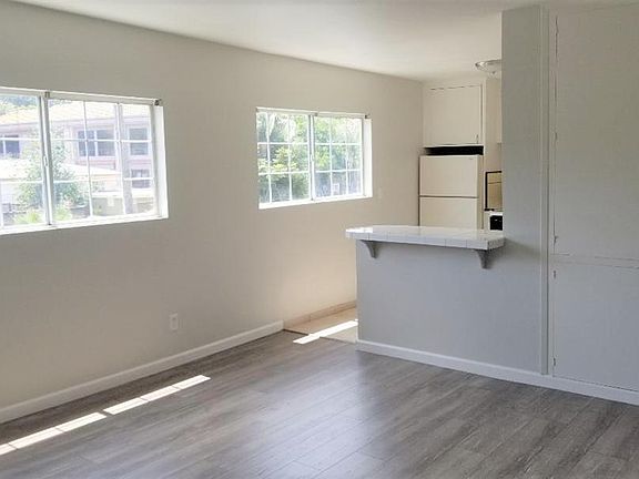3rd image of 7884 La Mesa Blvd #B