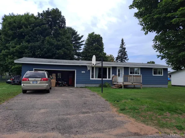 1760 Rosewood Ln, Ishpeming, MI 49849