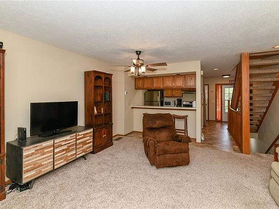 4th image of 2447 Wrens Dr S