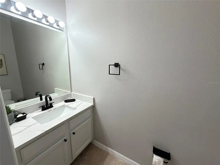 734 Monroe Cir — Photo 28