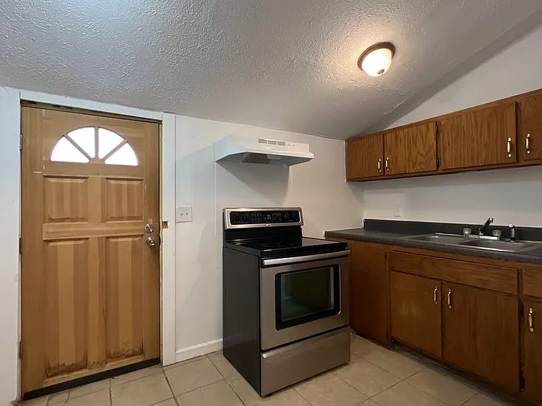 142.5 N Russell St — Photo 3