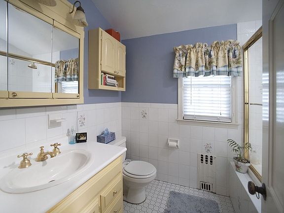 master bath w/jaccuzi tub