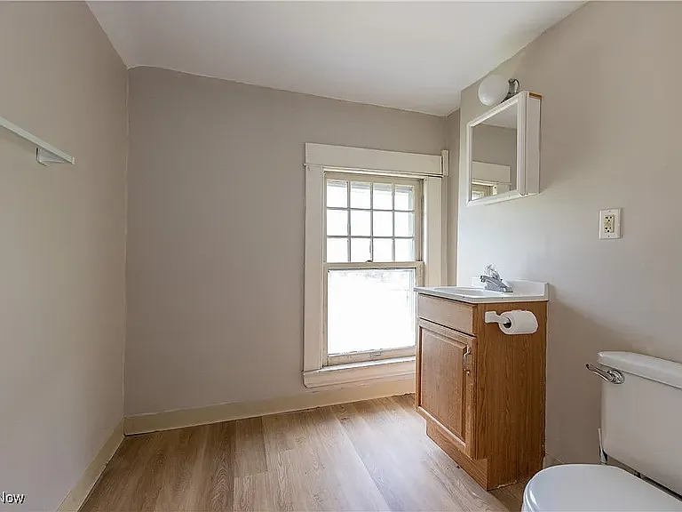 2572 Mayfield Rd — Photo 3