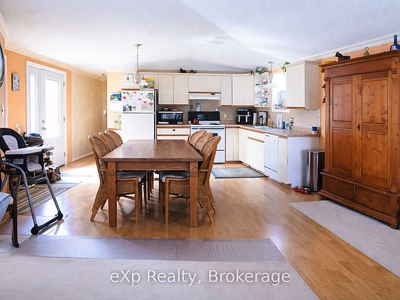 5th image of 302694 Douglas St #41
