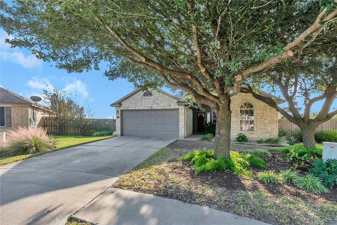 3 bed, 2.0 bath, 1491 sqft, $1,900 — Photo 1