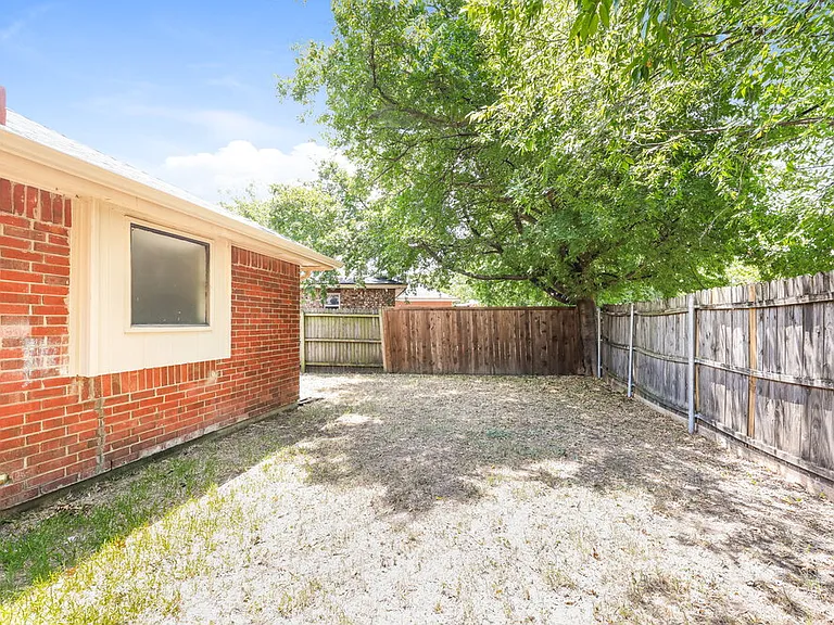 2605 Hartford Ln — Photo 16