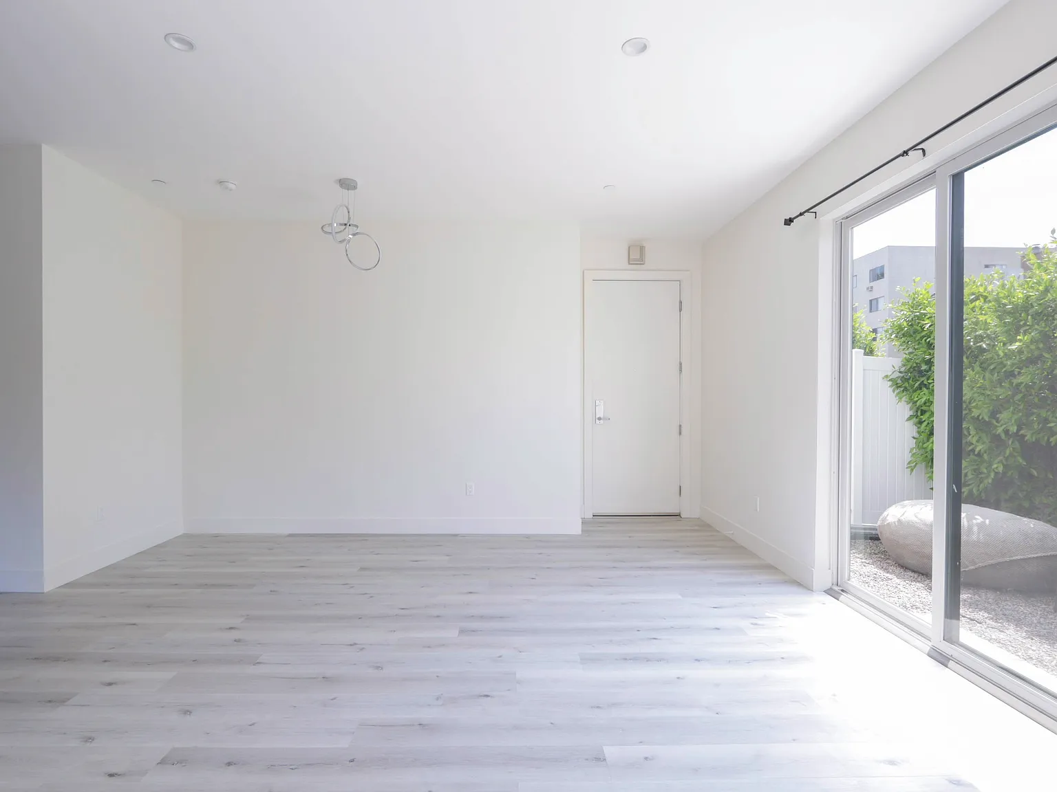 3 bed, 1260 sqft, $3,395 — Photo 4