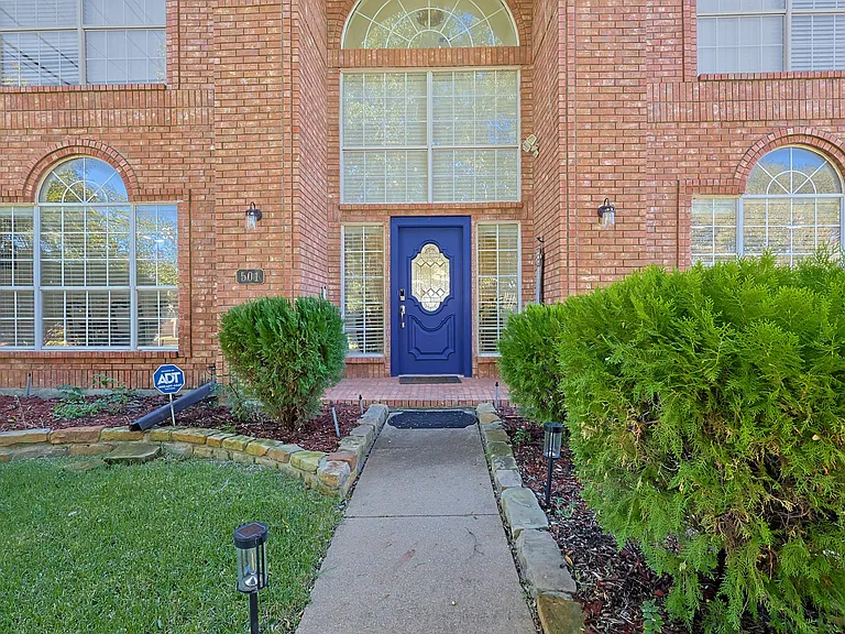 501 Halifax Ln — Photo 3