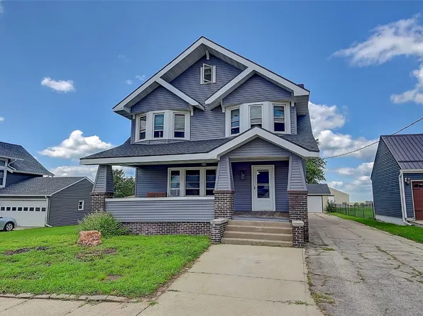 404 1st St E, Newhall, IA 52315