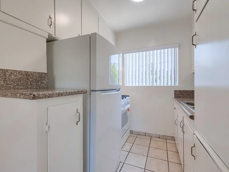 2425-2431 S Ridgeley Dr — Photo 19