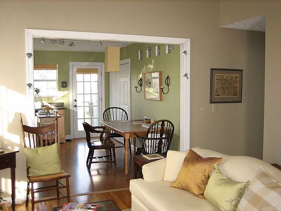 living room (this rom has a 12' vaulted ceiling)