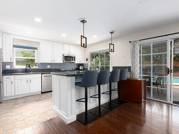 Kitchen w island and stools
