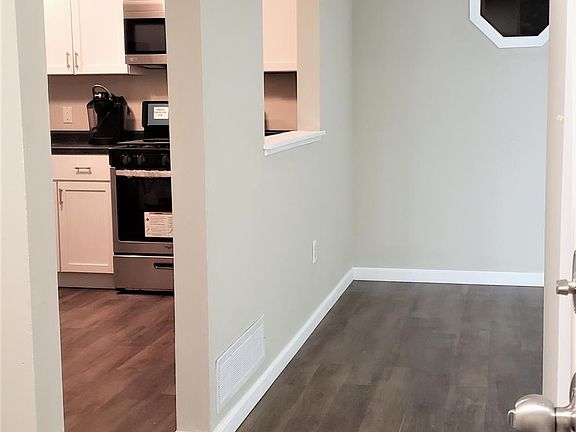 From entry, looking towards Livingroom & kitchen