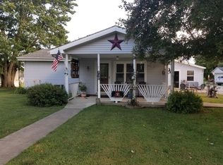 7 W Main St, Indianola, IL 61850