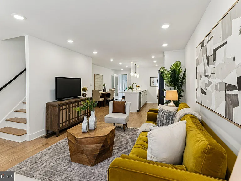 732 Harry St — Photo 3