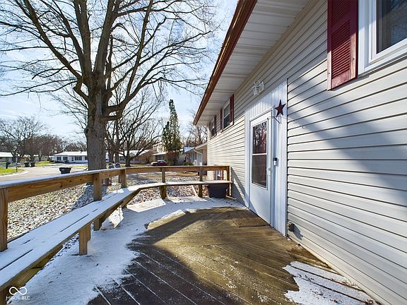 3rd image of 1405 Woodbine Dr
