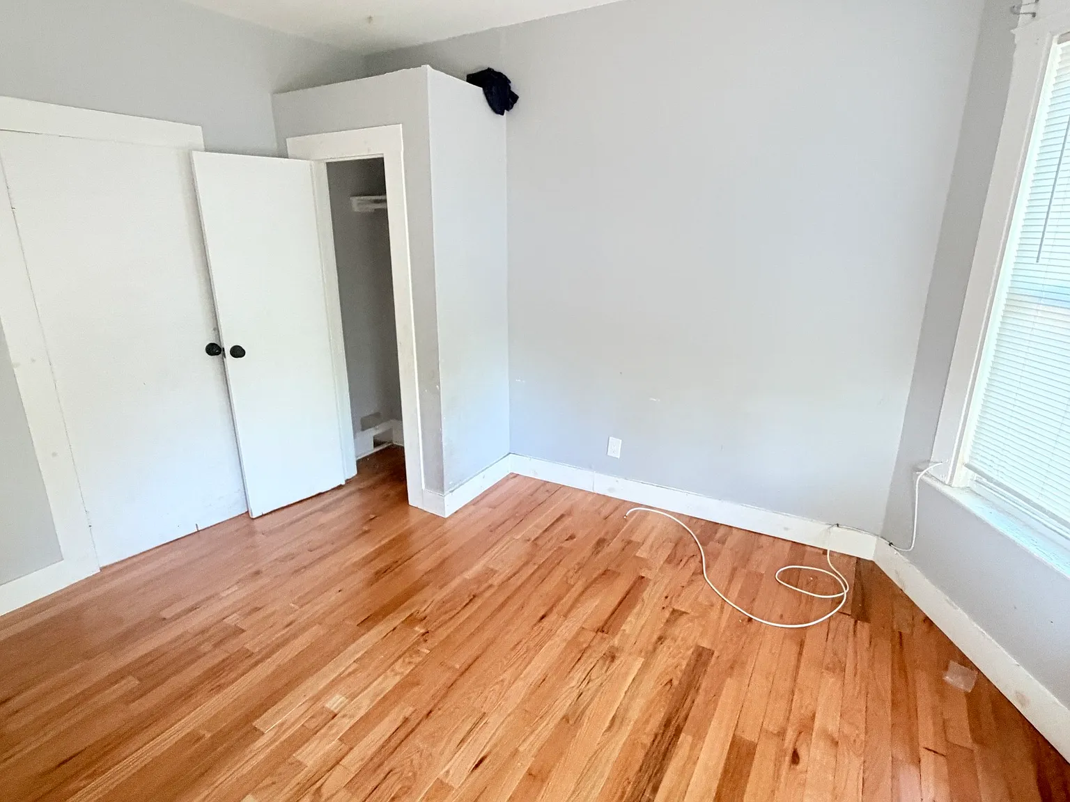 3 bed, 1.0 bath, 3435 sqft, $1,850 — Photo 2