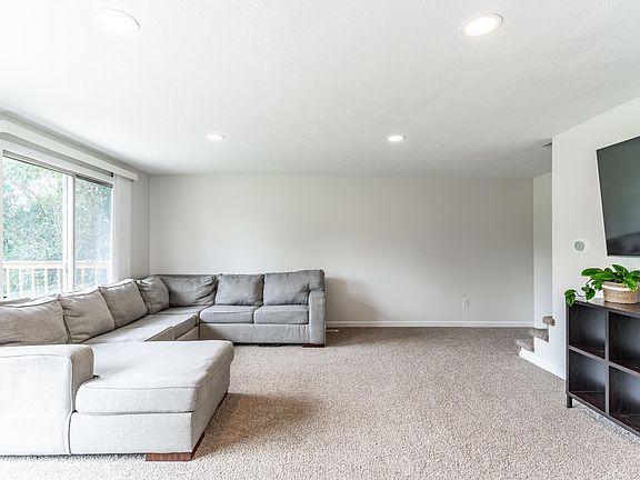 4th image of 8016 Woodcreek Ln