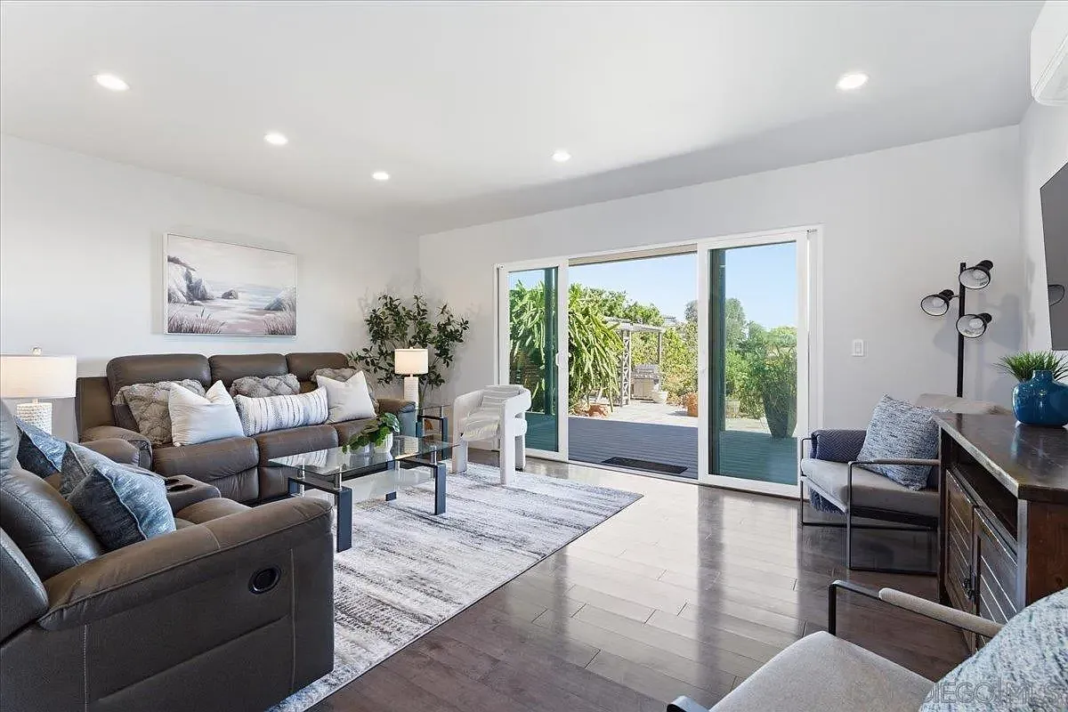 2 bed, 1.0 bath, 1000 sqft, $5,995 — Photo 4