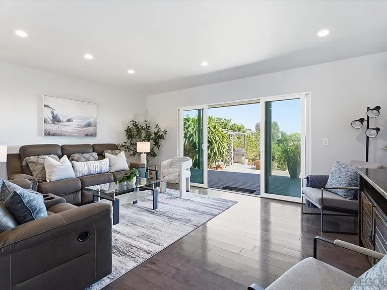 5447 Soledad Rd — Photo 4