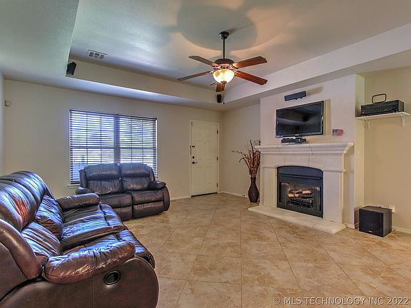 4th image of 26386 E 87th St