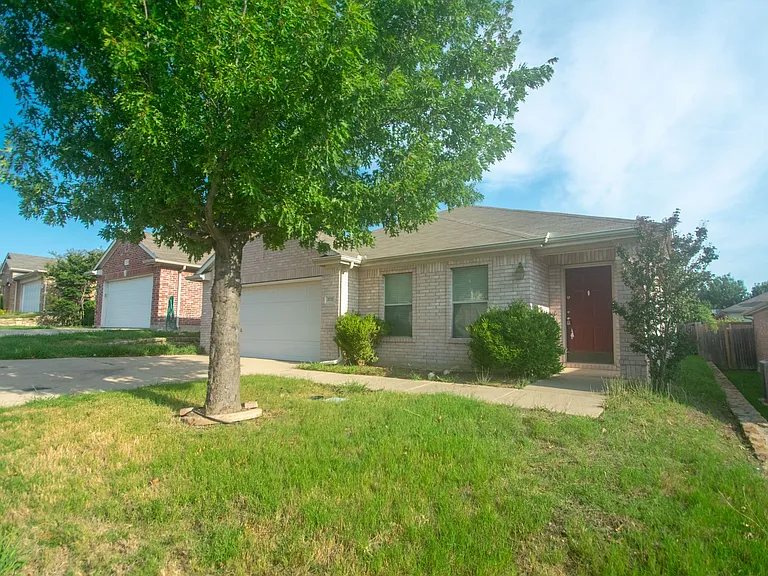3725 Sapphire St — Photo 2