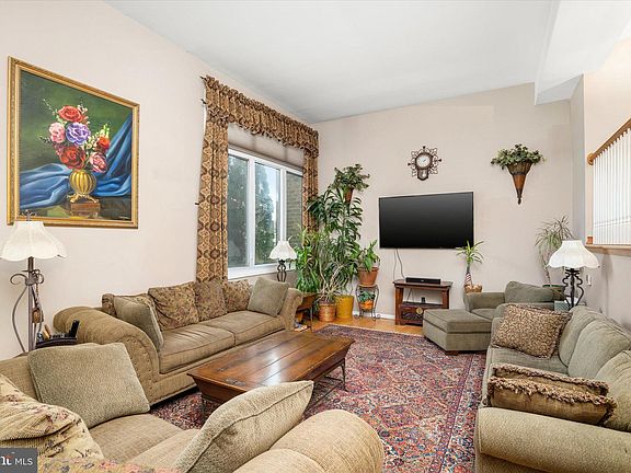 4th image of 366 Iverson Pl