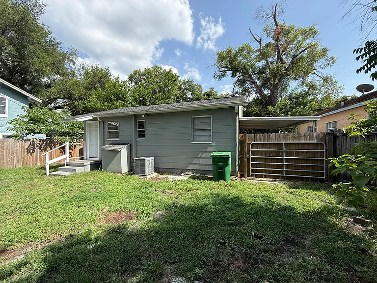 211 W Kirby St — Photo 17