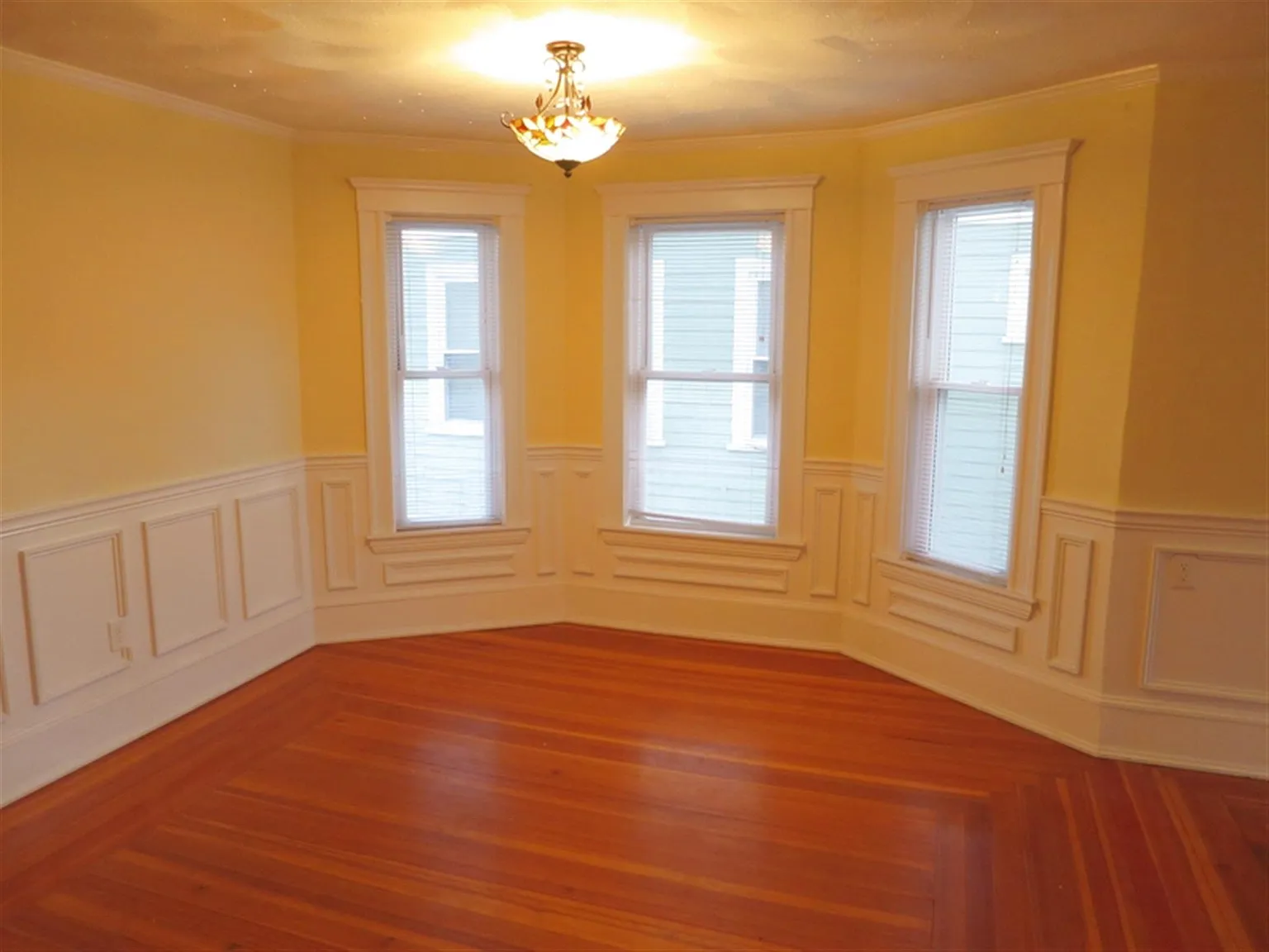 3 bed, $4,200 — Photo 2