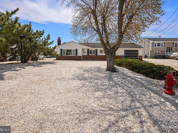2nd image of 100 Dune Ln