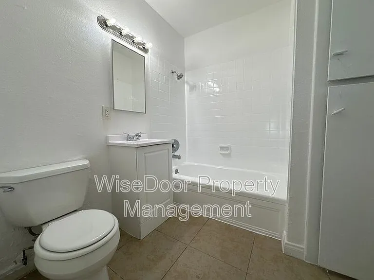 1409 W Lingan Ln #11 — Photo 9