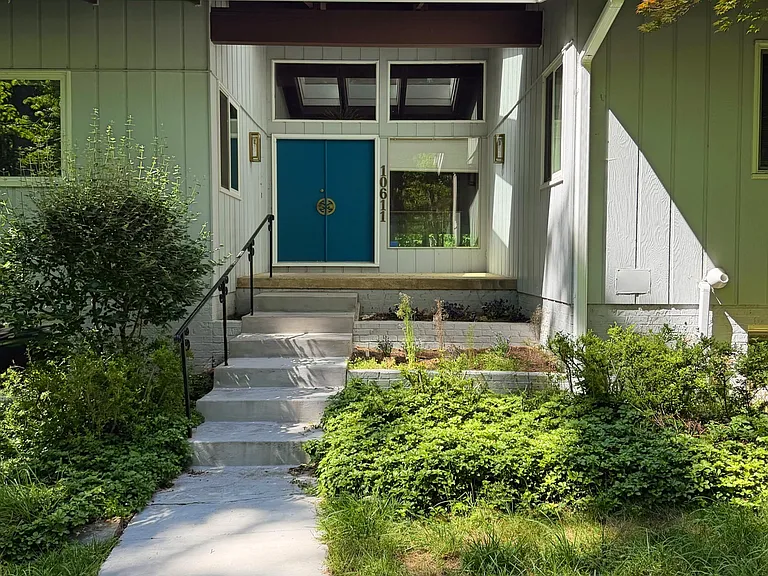 10611 Allenwood Ln — Photo 4