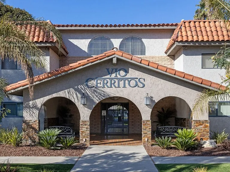 Vio Cerritos — Photo 18