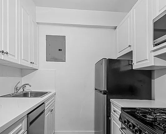 3rd image of 136 E 55th St APT 4N
