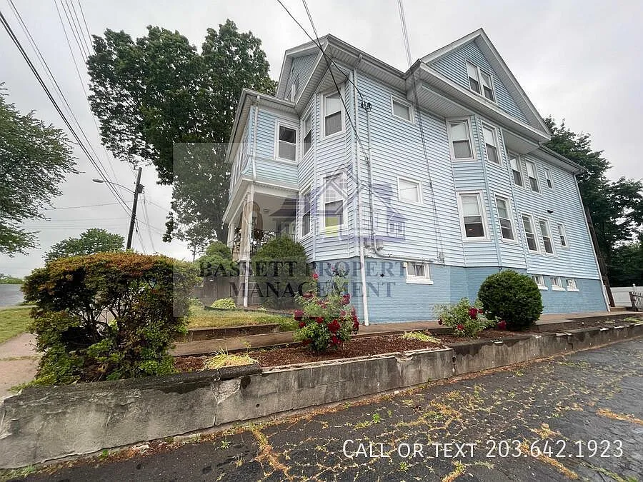 2 bed, 1.0 bath, 1150 sqft, $1,795 — Photo 2