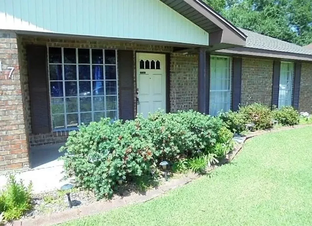 3 bed, 1800 sqft, $1,550 — Photo 1