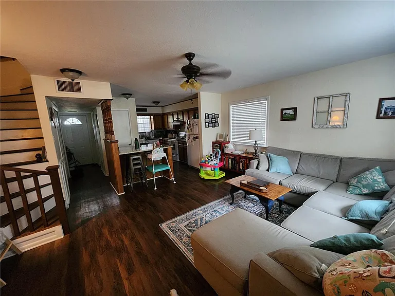611 Peyton St — Photo 3
