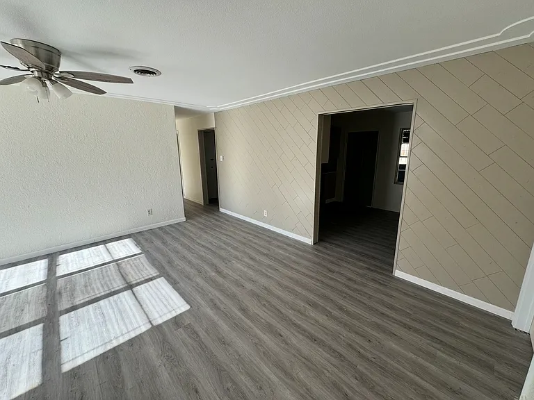 8025 Laura St — Photo 2