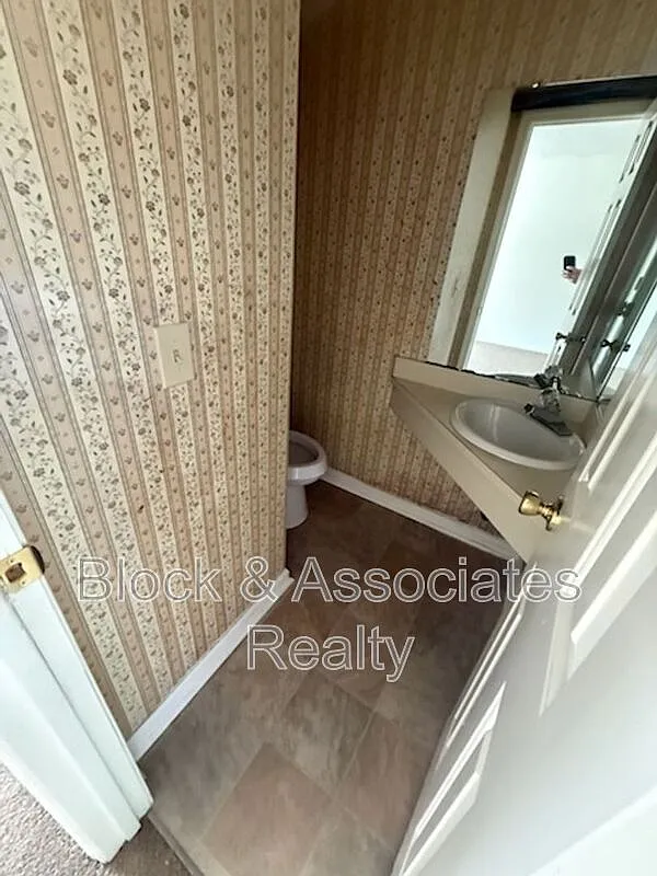 2 bed, 1.5 bath, $895 — Photo 4