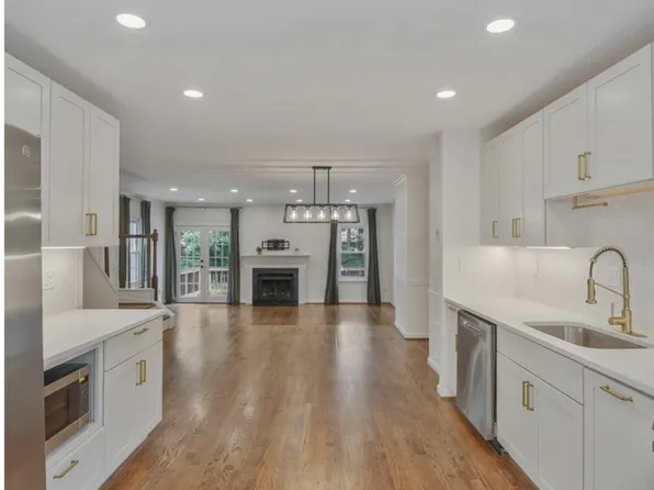 8501 Enochs Dr, Lorton, VA 22079