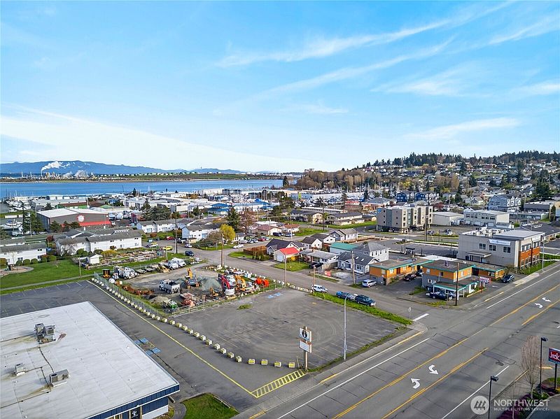 2nd image of 2821 Commercial Avenue