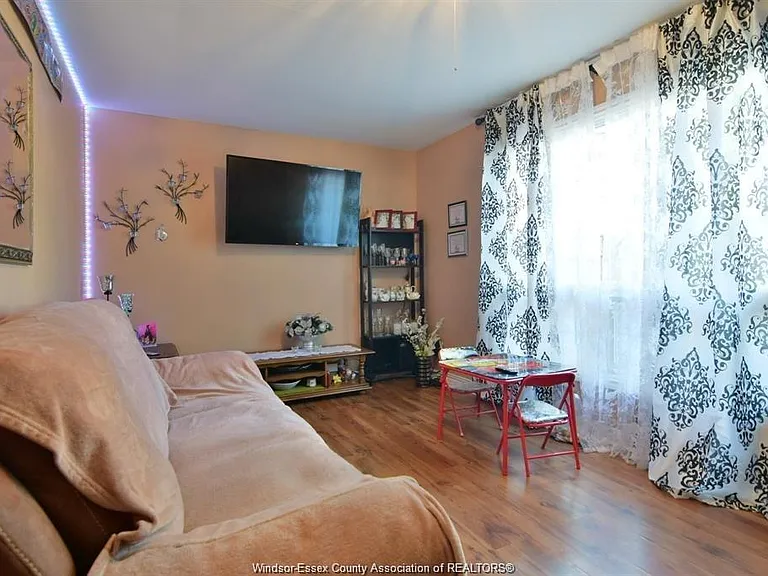 5468 Lassaline Ave — Photo 10