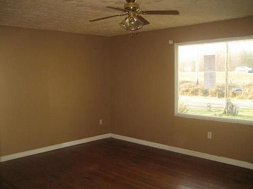 3rd image of 123 Bruce St