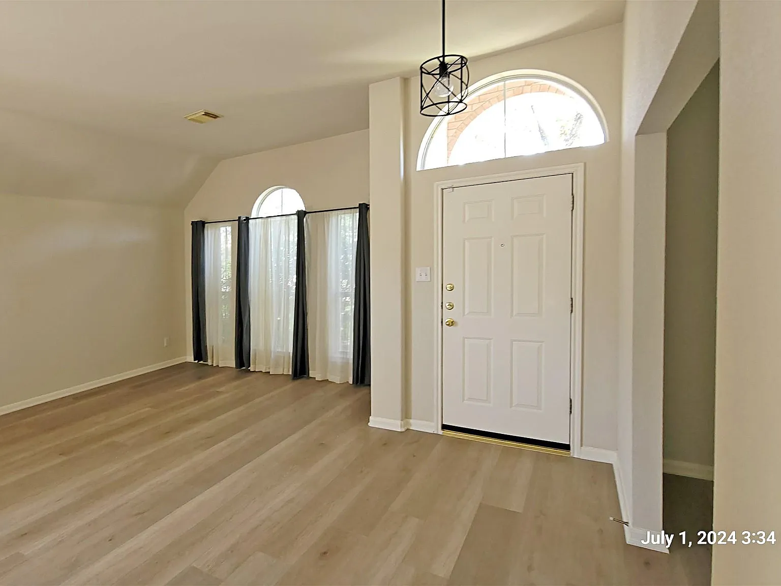 3 bed, 2.5 bath, 2573 sqft, $2,300 — Photo 3