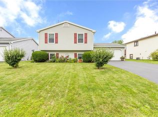 47 Pebbleview Dr, Rochester, NY 14612